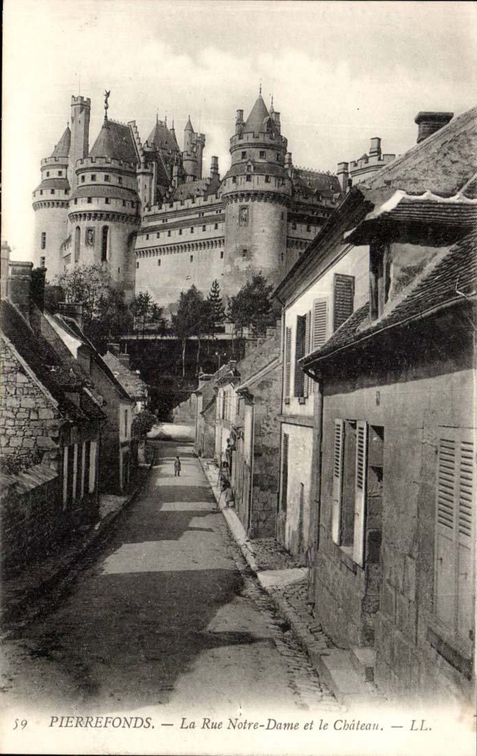 Pierrefonds CPA La rue Notre Dame et le chateau