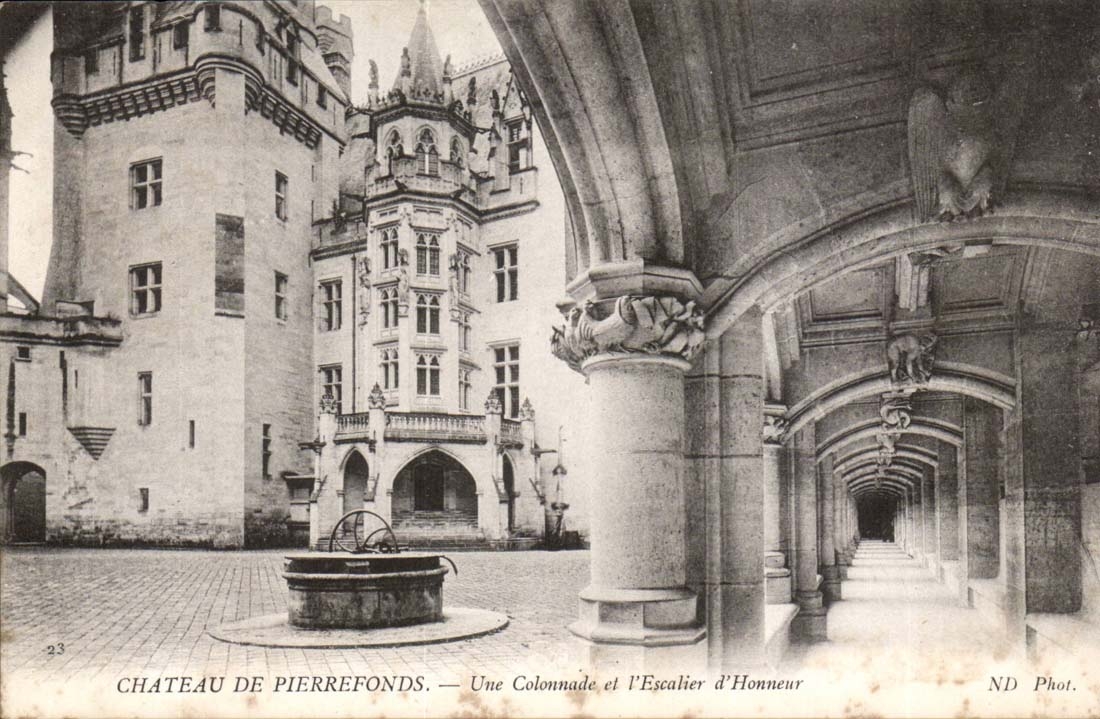 Pierrefonds CPA Chateau Une colonnade et l'escalier d'honneur