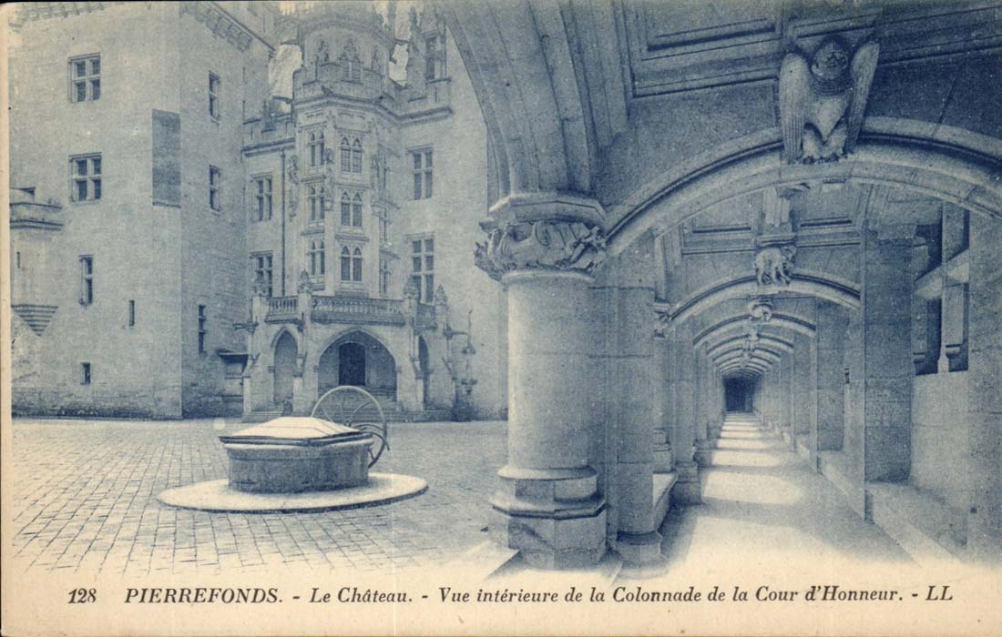 Pierrefonds CPA Chateau Vue interieure de la colonnade de al courd d'honneur