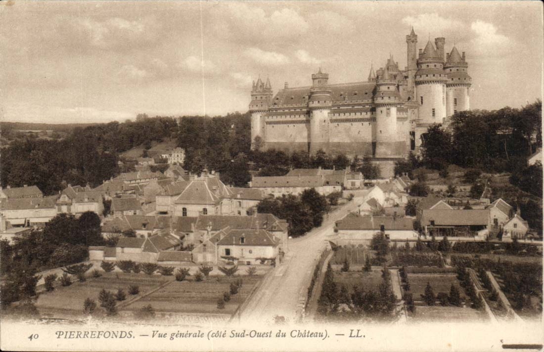 Pierrefonds CPA Vue generale (cote Sud Ouest du chateau)