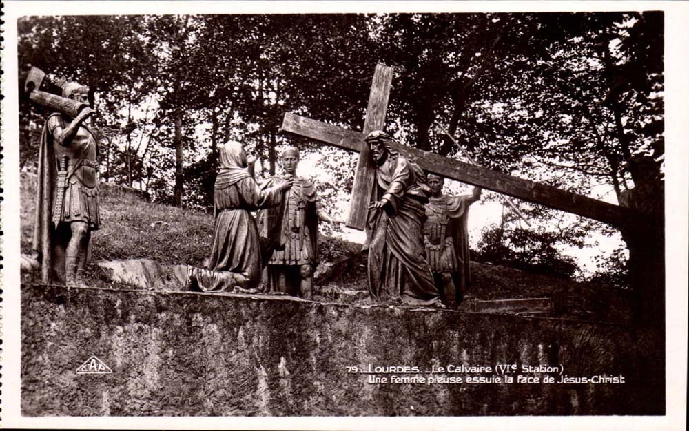 Lourdes CPA the martyrdom (6th station) a pious woman essuie the face of Jesus Christ