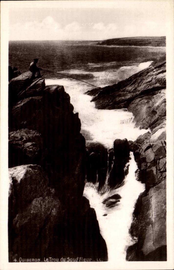 Quiberon - the Hole Blower - CPA