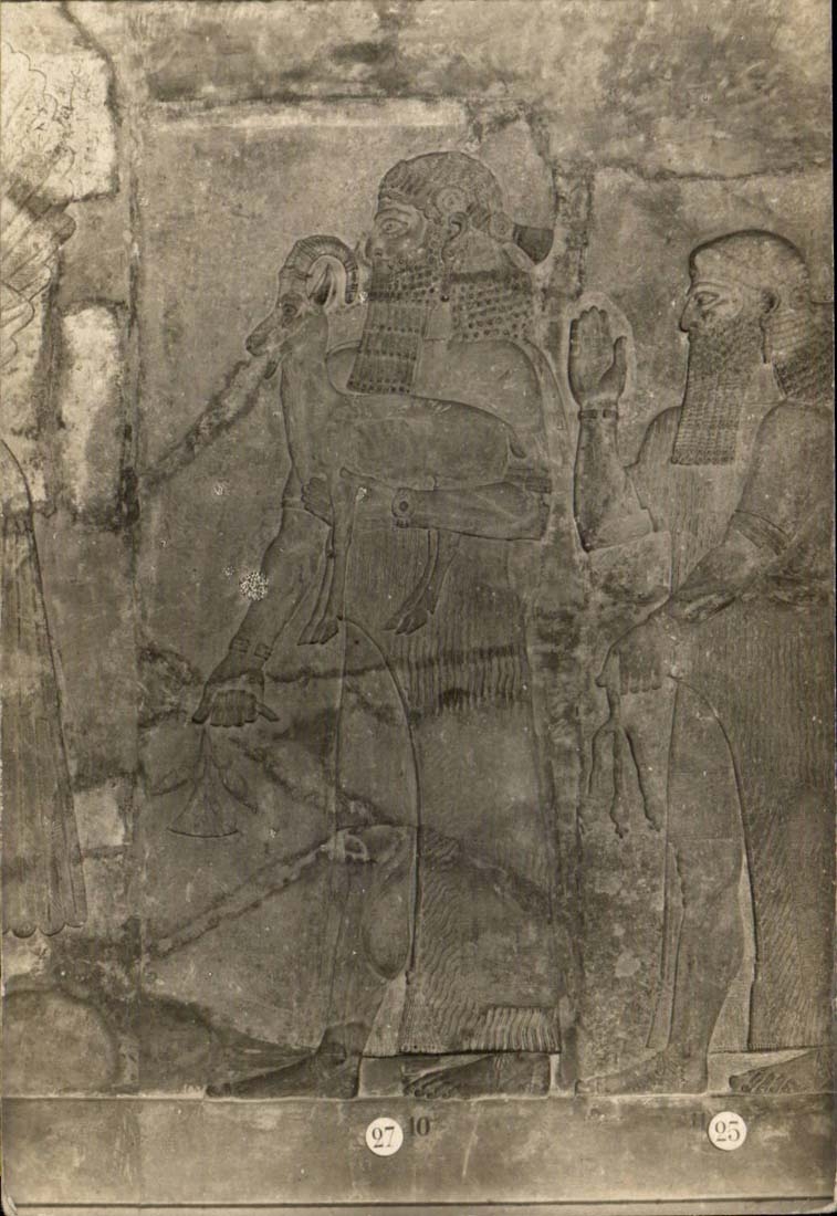 Paris - 1 - Luftschlitz - agyptisches Angebot Frau der Antiquitaten eines Blumenstrausses dem Genieflugel - CPA