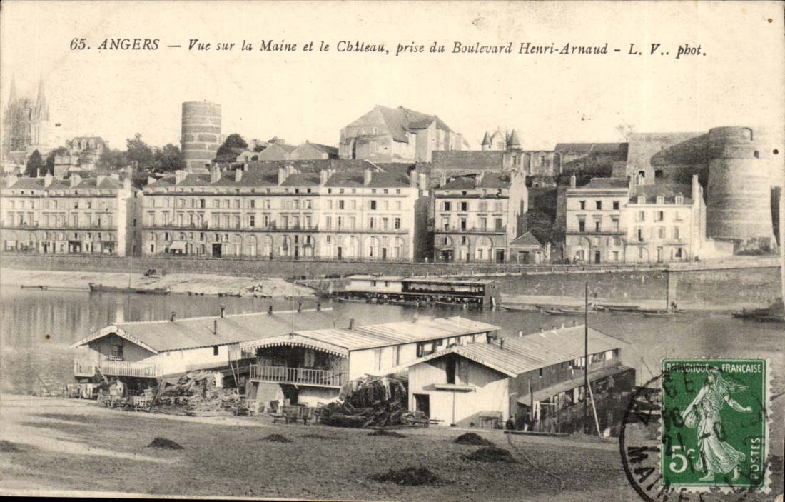 Angers CPA Seen on Maine and the castle taken of the boulevard Henri Arnaud