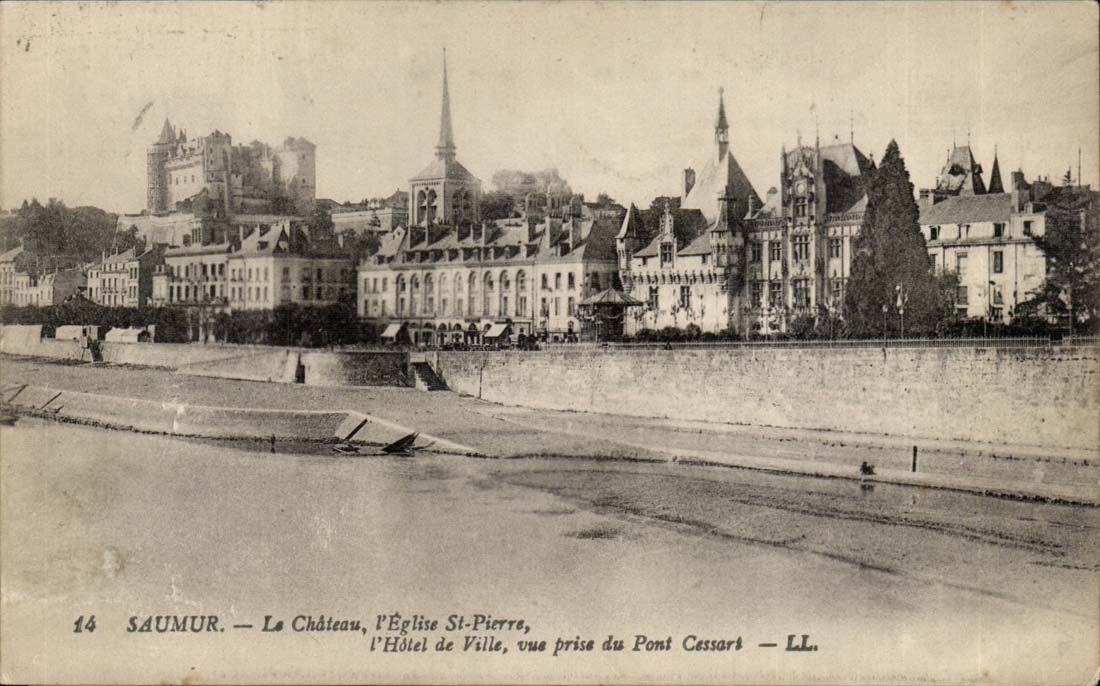 Saumur CPA the castle the church St Pierre the town hall seen from of the Cessart Bridge