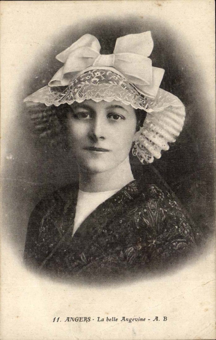 CPA Folklore verargert das schone Kostum das angevine