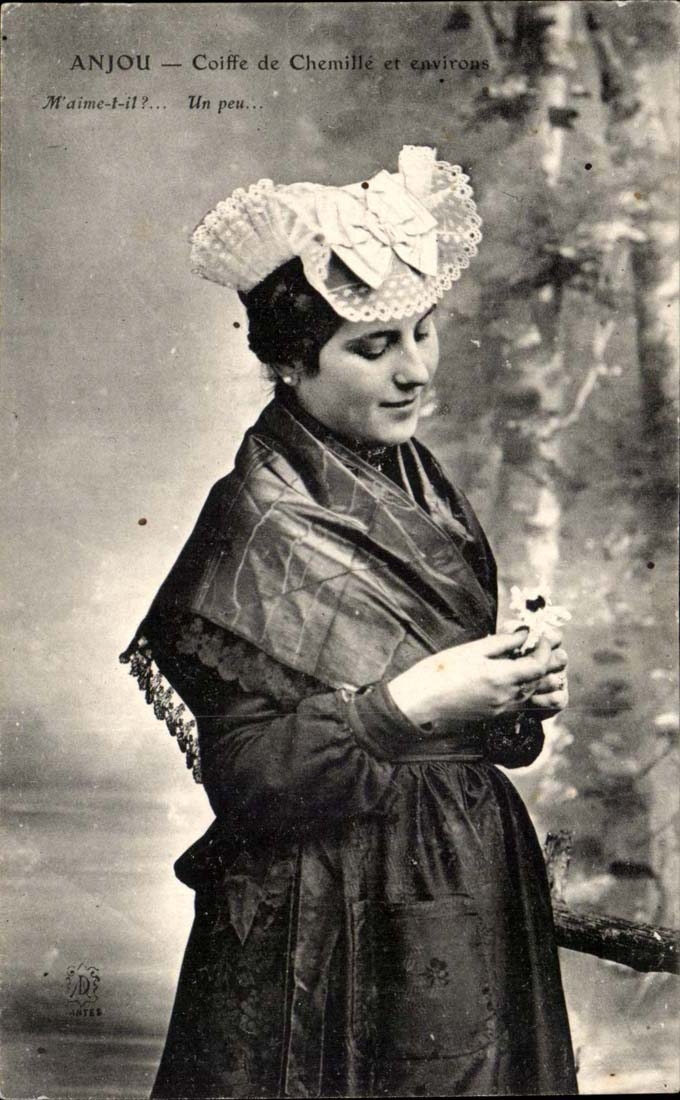 CPA Kostum-Anjou-Folklorekappen mit Chemille und Umlagerungen TOP