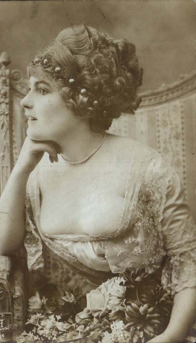 Fantasy - Beautiful Woman - Beautiful Woman - Breasts almost exposed - CPA