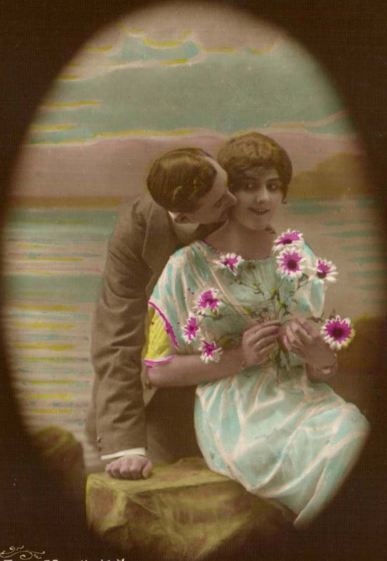 CPA Fantaisie En effeuillant l'amour (couple)