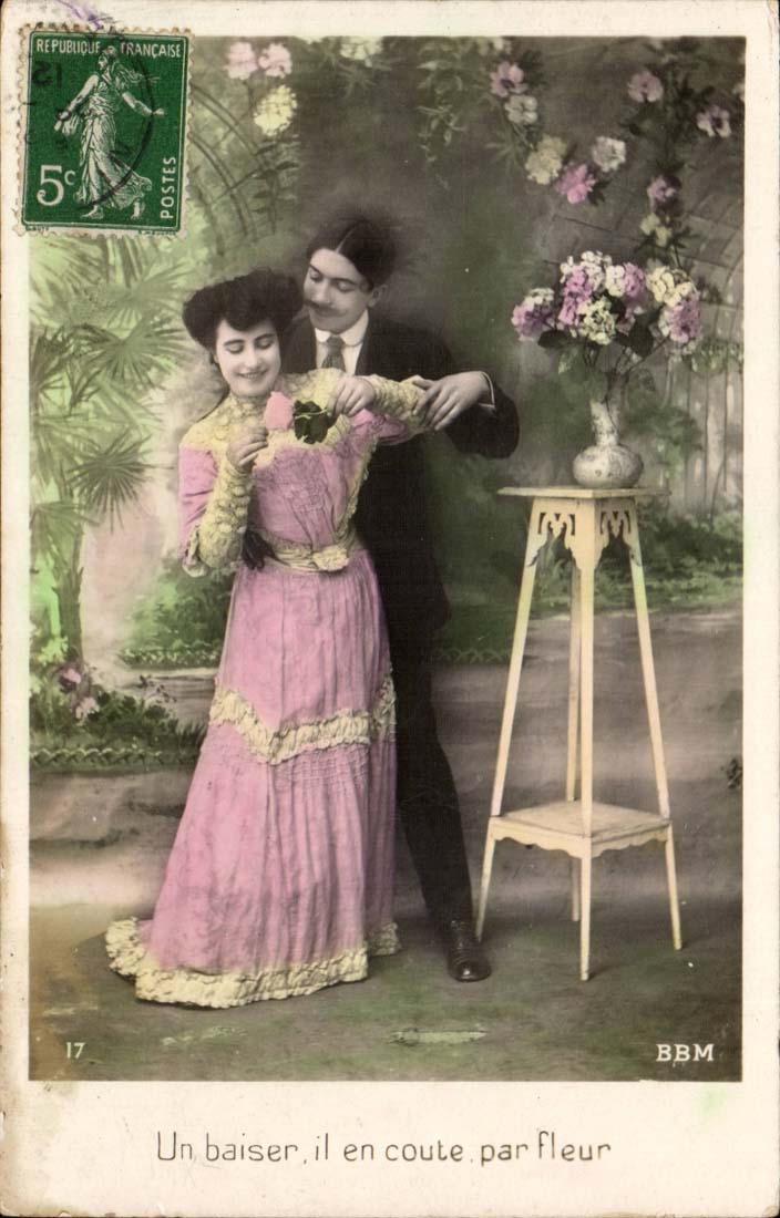 CPA Fantaisie Couple Un baiser il en coule par fleur