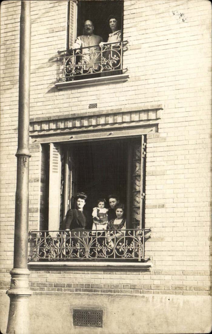 CARTE PHOTO Neuilly sur SEine (locataires a l'etage couple de 50 ans)