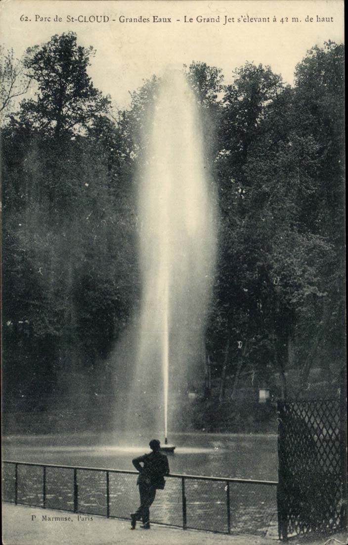 Parc de Saint Cloud CPA Grandes eaux Le grand jet s'elevant a 42m de haut