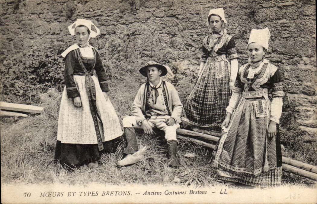 Breton CPA Manners and types Old Breton costumes (Brittany folklore) TOP