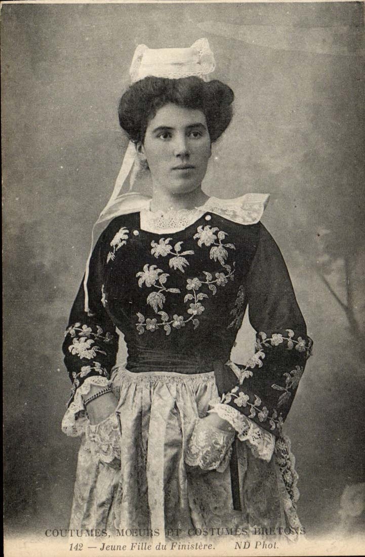 CPA Bretone kostumiert Weise und Gewohnheitmadchen von Finistere TOP (Bretagne)