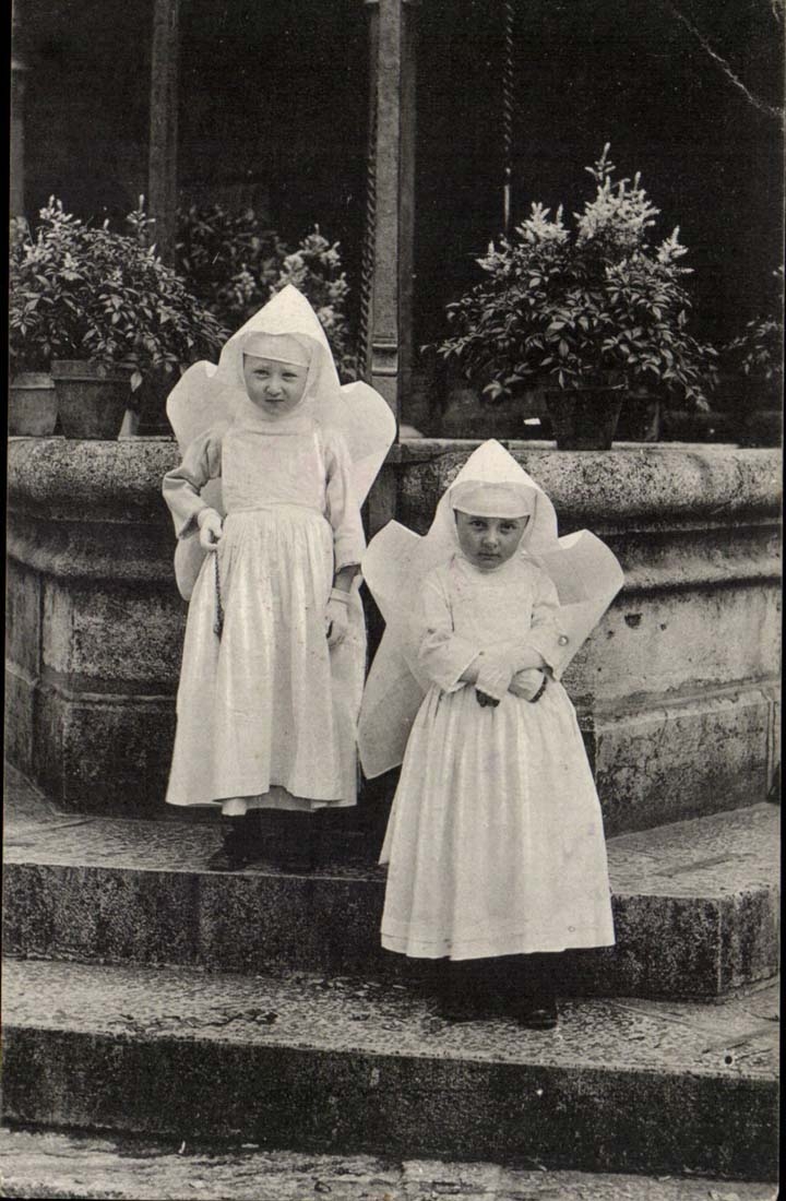 Beaune CPA Little sisters hospitalieres towards the well of the hotel God