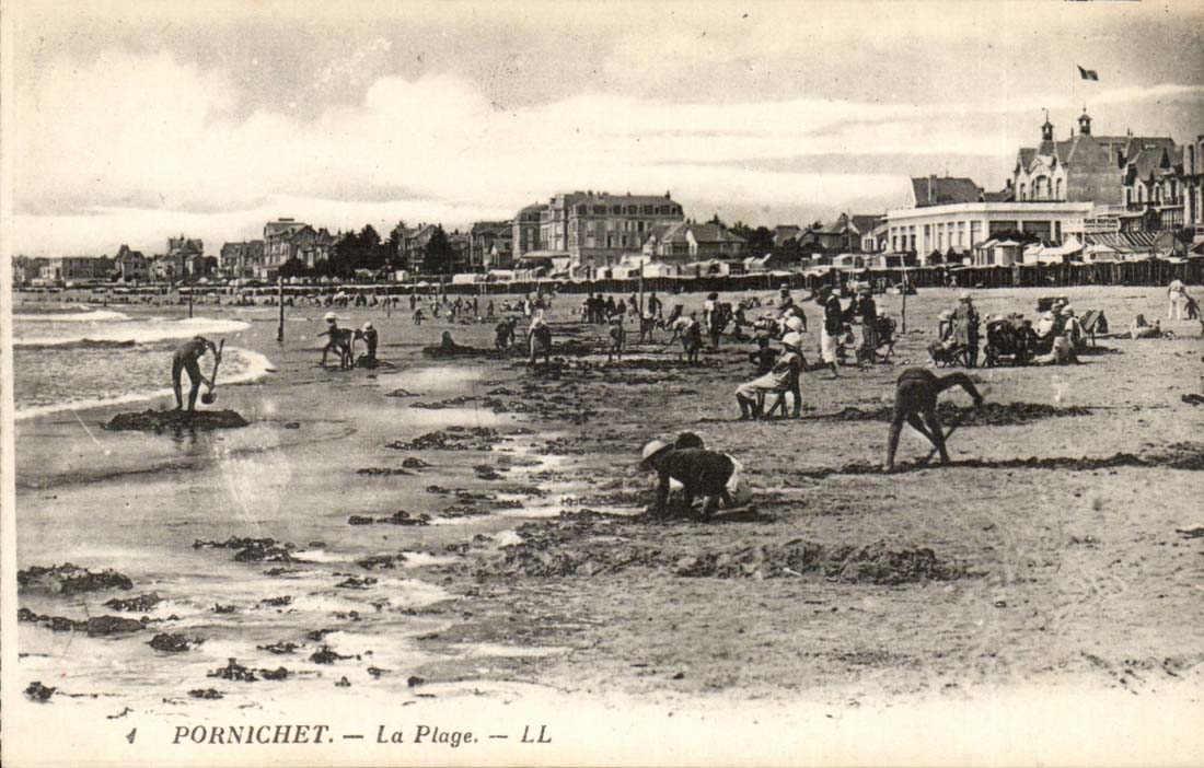 Pornichet CPA the beach (children)