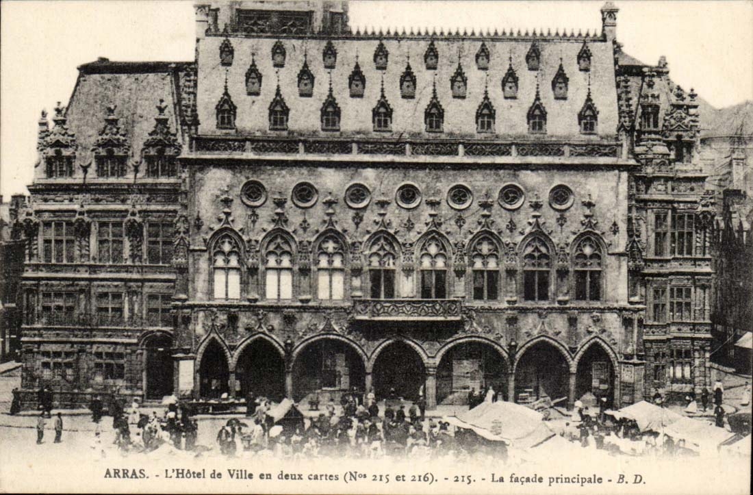 Arras CPA L'hotel de vile en deux cartes La facade principale
