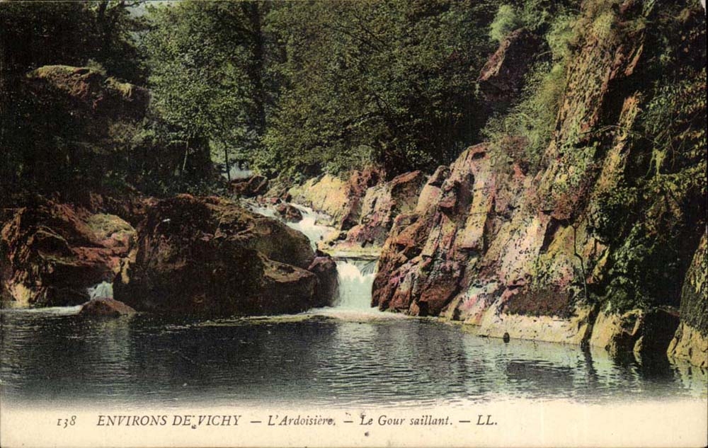 CPA Surroundings of Vichy the salte quarry projecting Gour