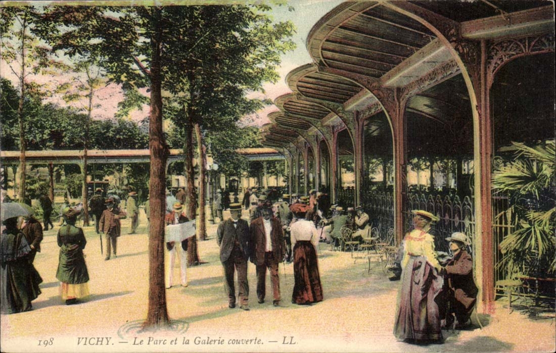 Vichy CPA Le parc et la galerie ouverte (animee)