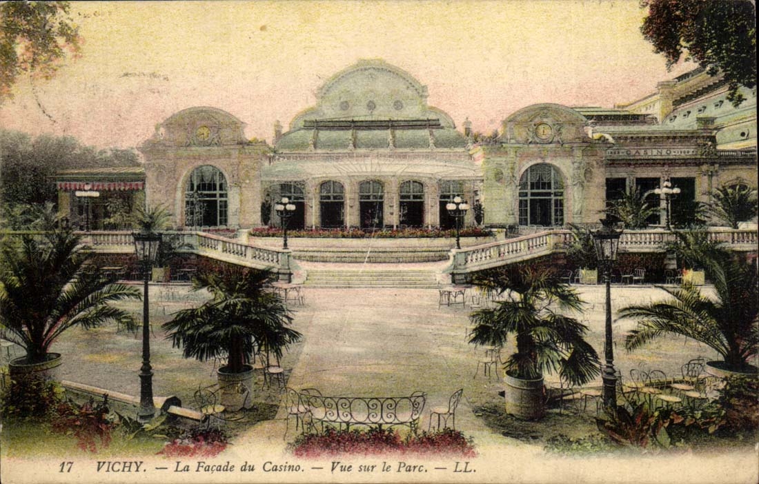 Vichy CPA La facade du casino Vue sur le parc