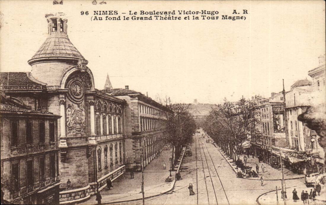 Nimes CPA die Prachtstrasse Victor Hugo am unteren grossen Theater und Magne drehen sich