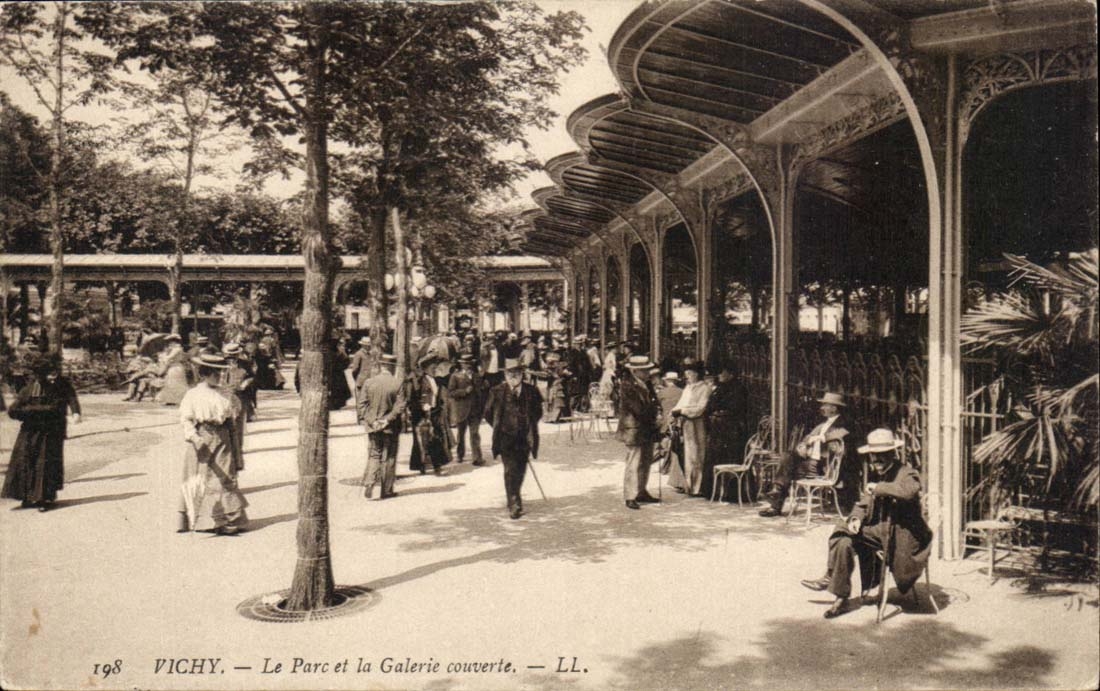 Vichy CPA Le parc et la galerie couverte