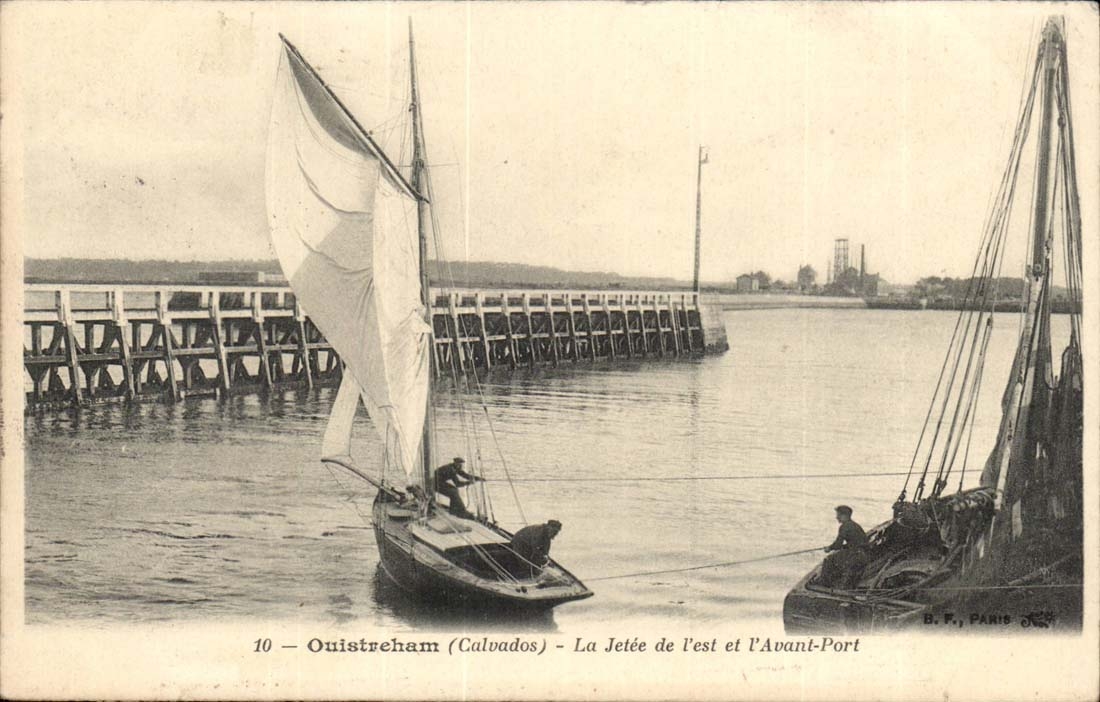 Ouistreham CPA It thrown of the east and before port (boat)