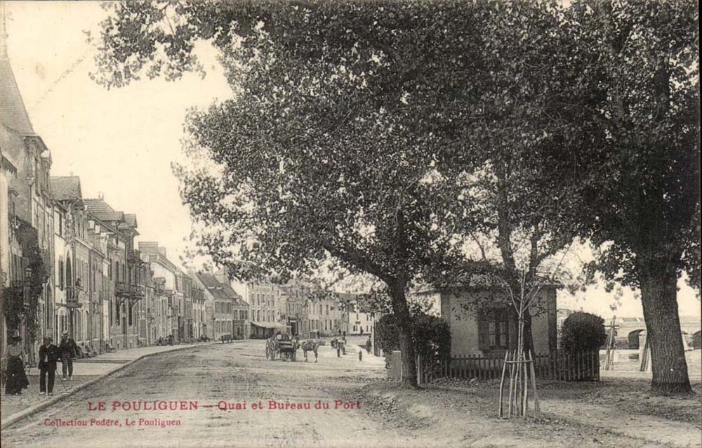Pouliguen CPA Quay and office of the port