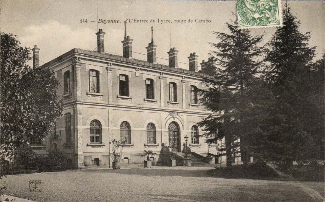 Bayonne CPA Entering of the college road of Cambo