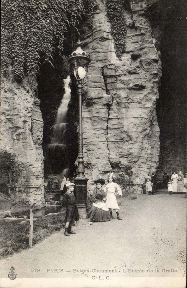 Paris (19th) CPA Chaumont Hillocks Entering of the cave (children)