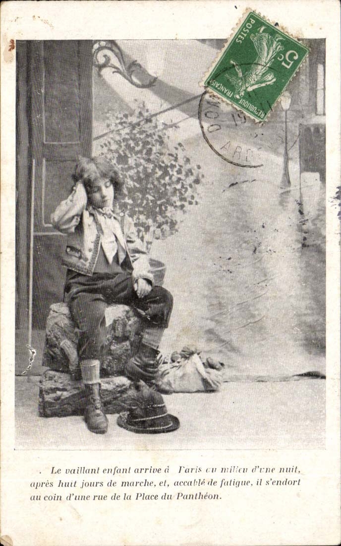 CPA Fantasy the valiant child arrives has Paris in the middle of one night after 8 days of market falls asleep Place of the Pantheon