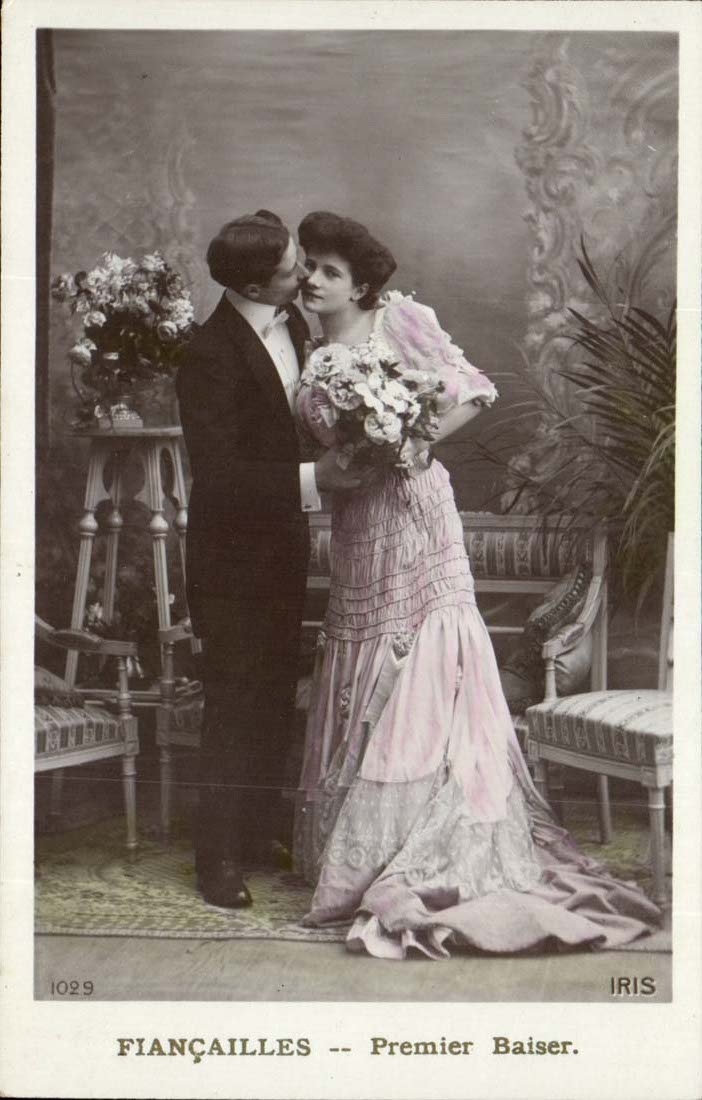 CPA Fantaisie Couple Fiancailles Premier baiser