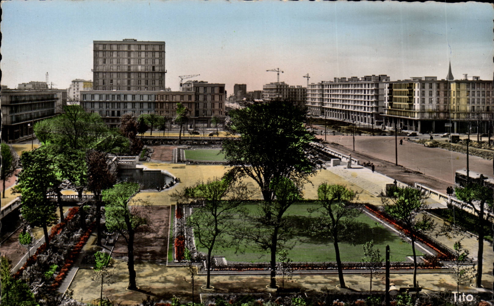 Le Havre CPA Square de l'hotel de ville vers le boulevard Foch