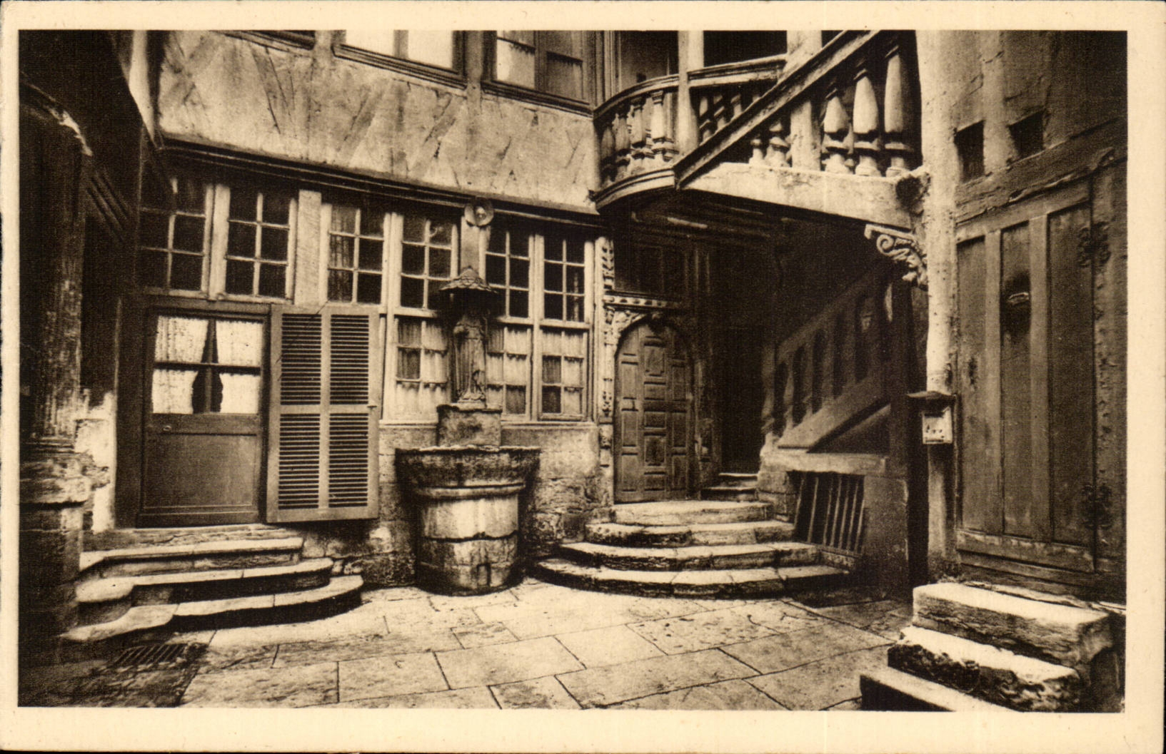 Rouen CPA interior Court of the 16th Street of the small safety