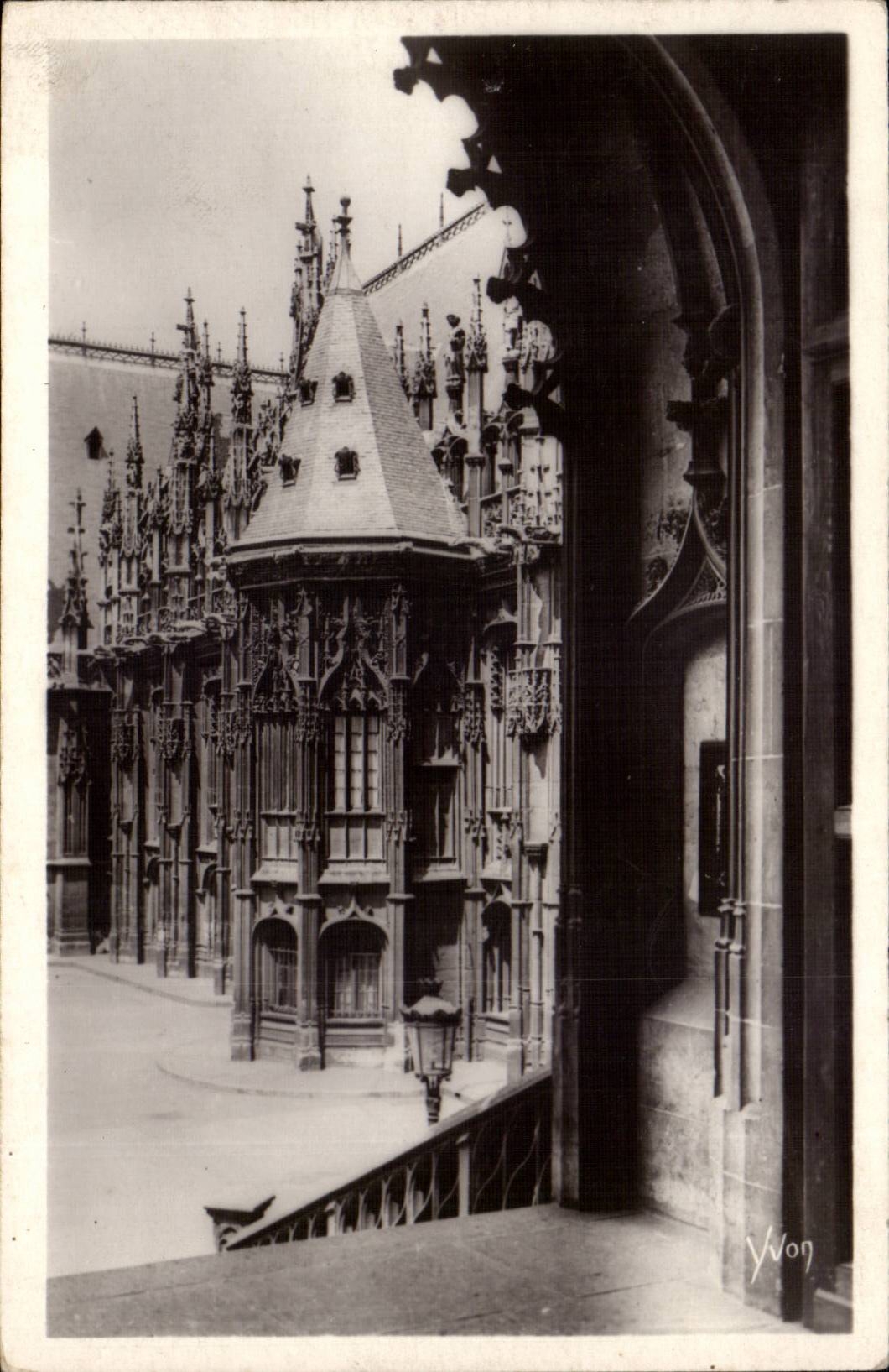 Rouen CPA Detail of the law courts