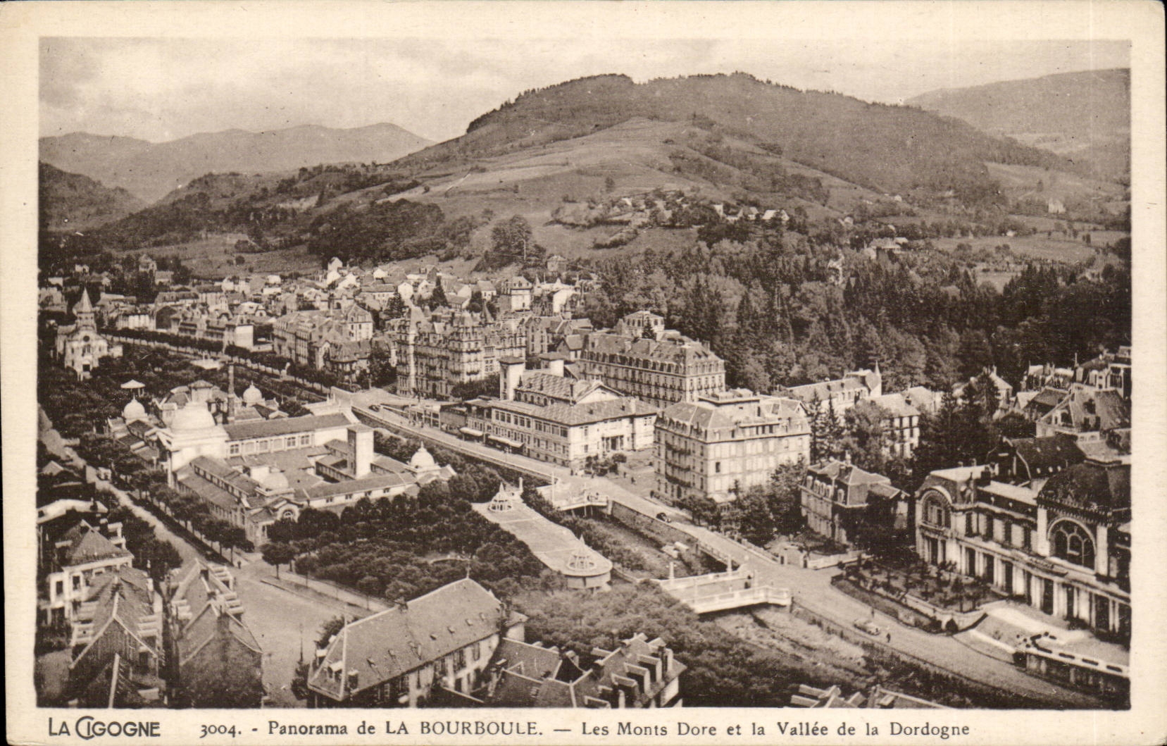 Panorama von Bourboule CPA welches die Einfassungen und das Tal des Dordogne vergoldet