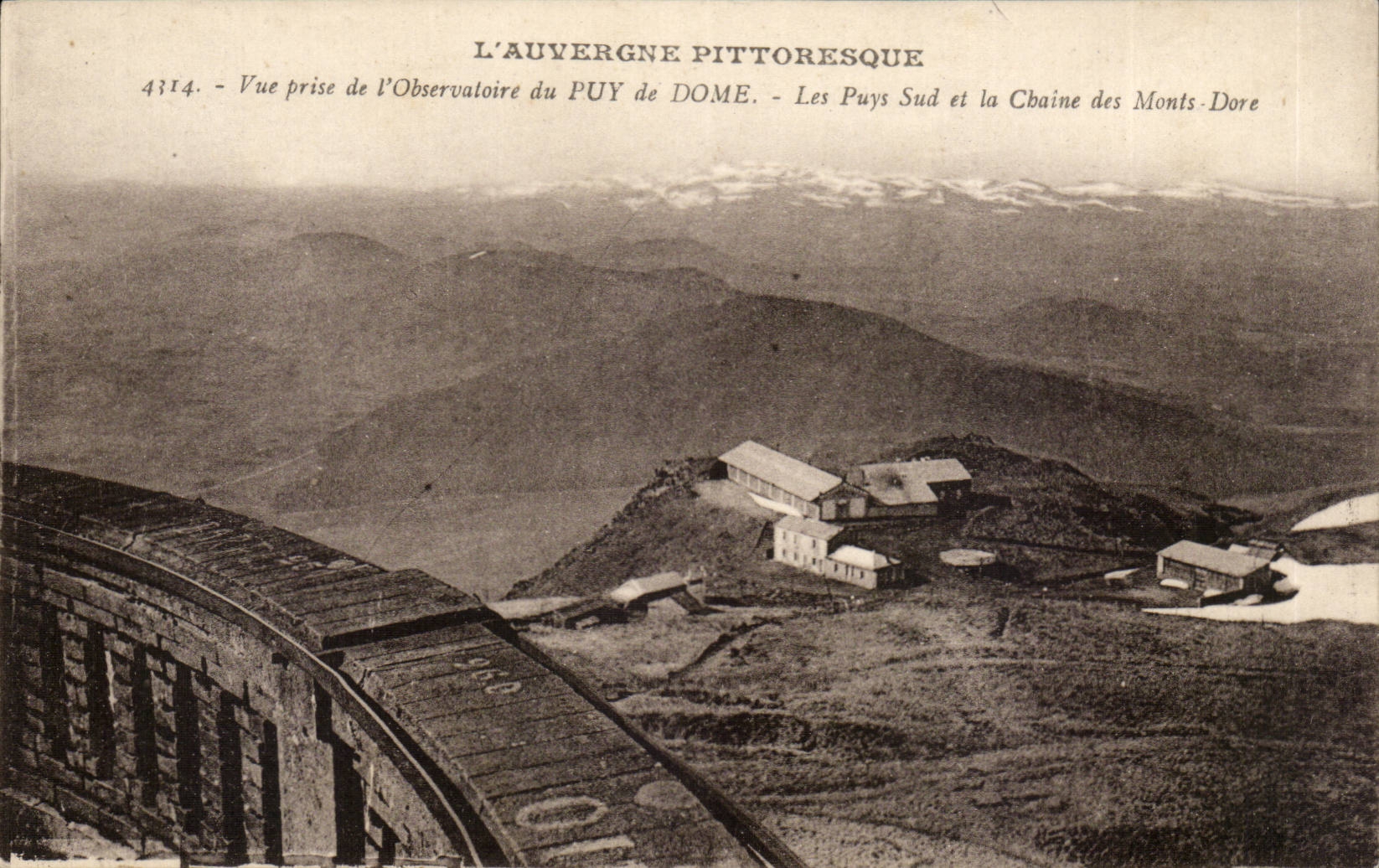 CPA Seen from of the observatory of Puy de Dome southern Puys and the chain of the Mounts Gilds