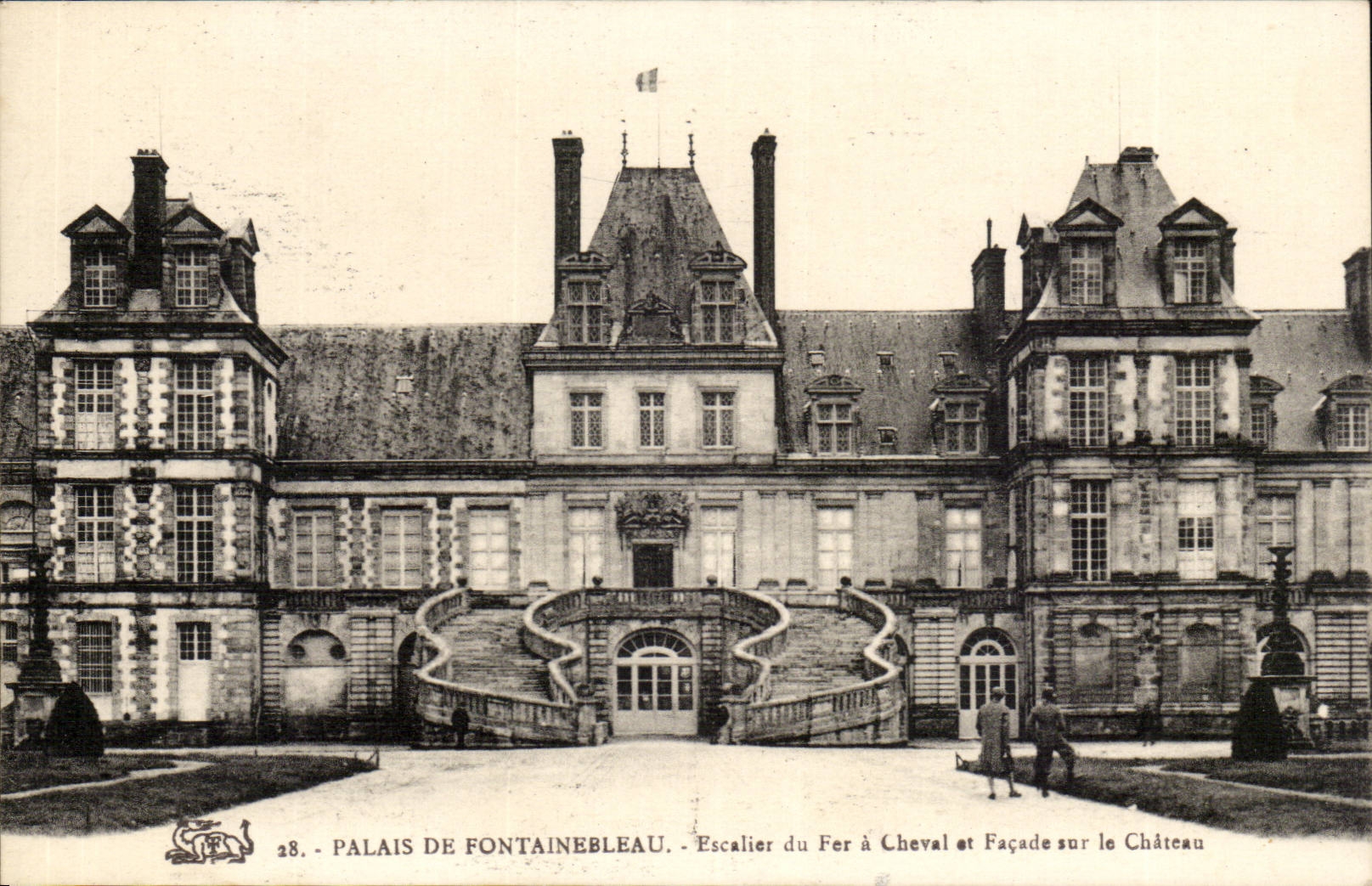 CPA Palais of Fontainebleau Escalier of the horseshoe and frontage on the castle