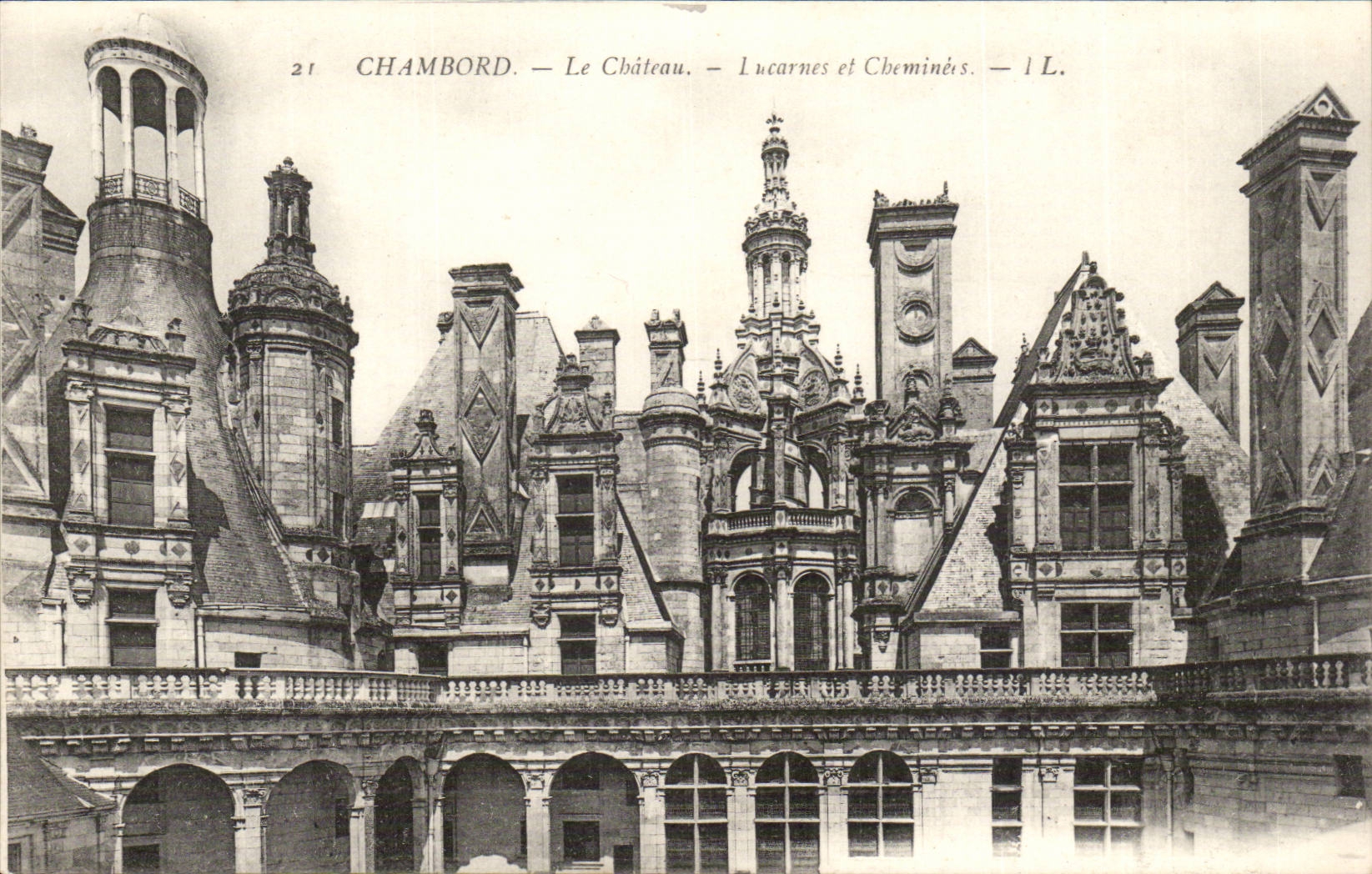 Chambord CPa Le chateau Lucarnes et cheminees