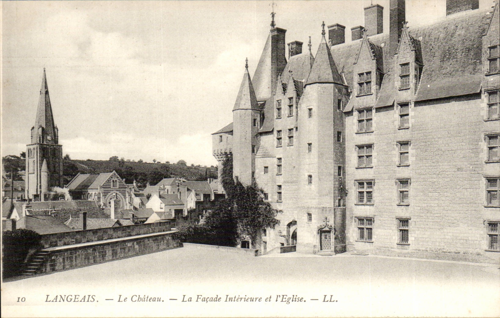 Langeais CPA le chateau La facade interieure et l'eglise