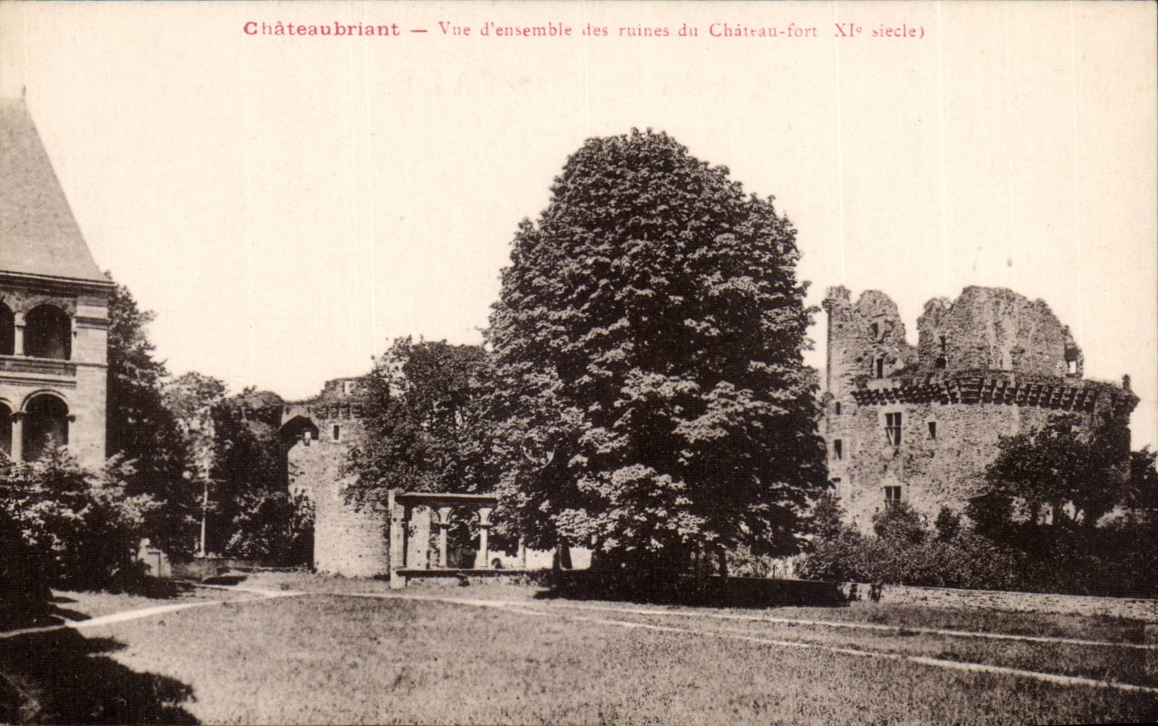 Chateaubriant CPA Vue d'ensemble des ruines du Chateau fort 