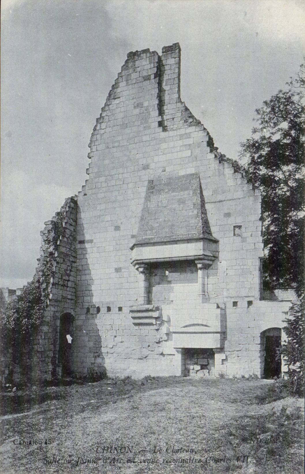 Chinon CPA der Schlossraum oder das Jeanne des Bogens kam Charles VII zu erkennen