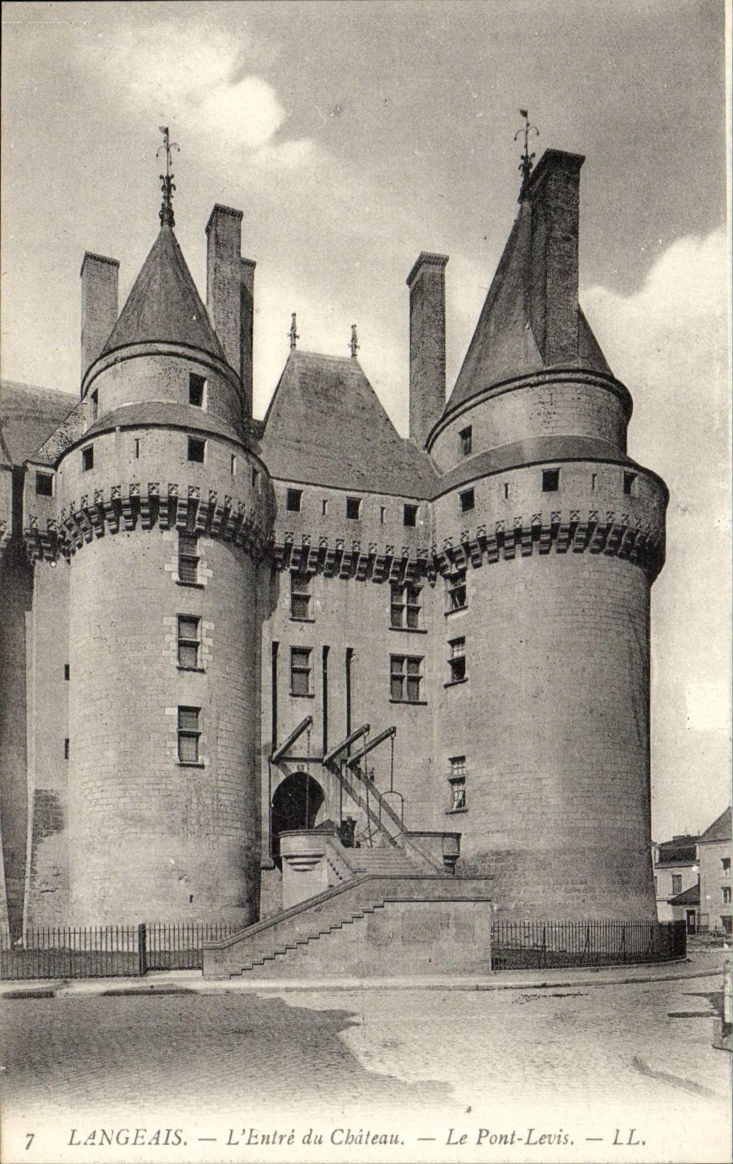 Langeais CPA Entre (sic) du chateau le pont levis