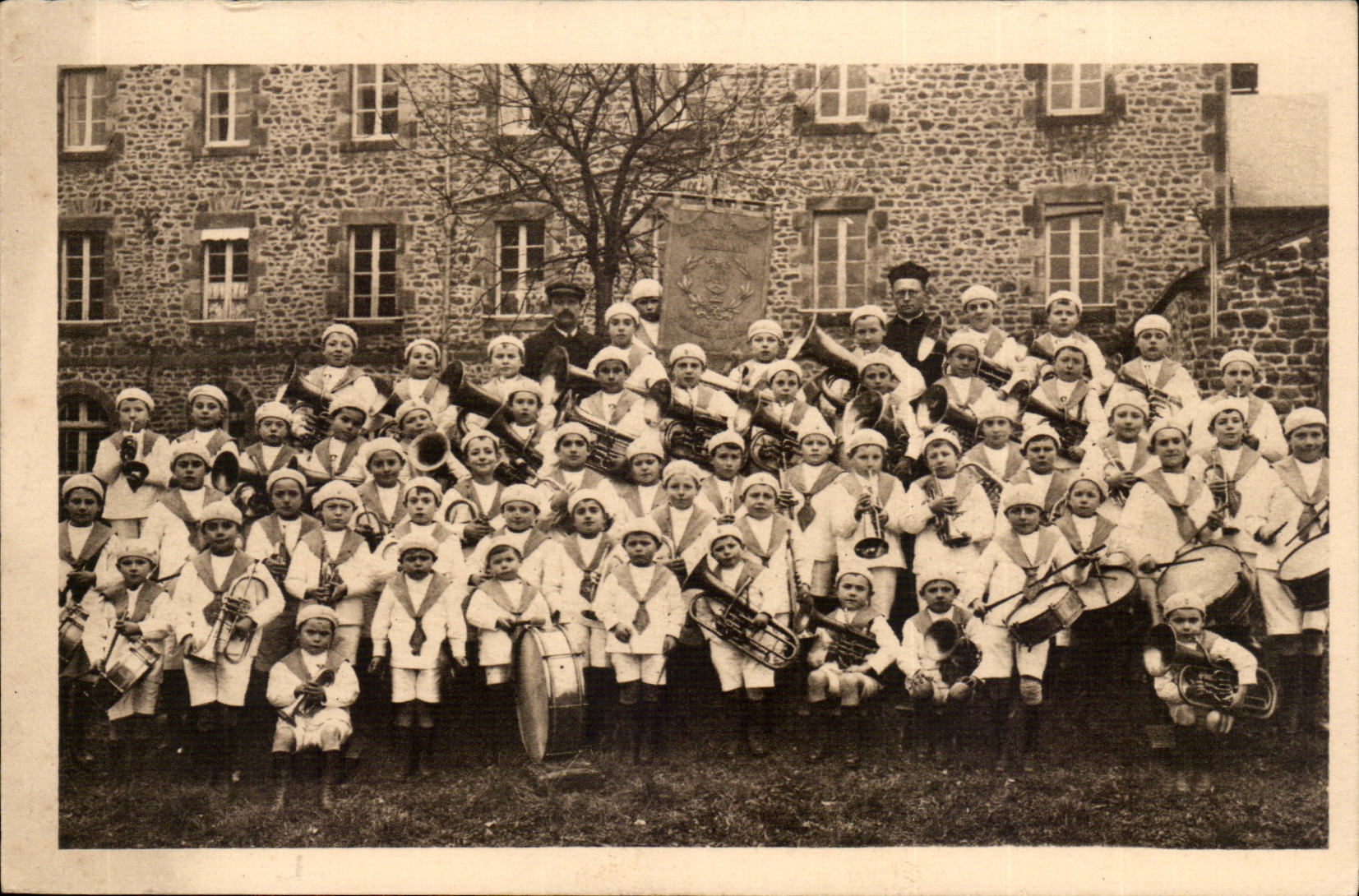 CPA Fanfare of the orphans of St Georges of the isle 60 executants of 5 is 12 years old St Fraimbault de Prieres