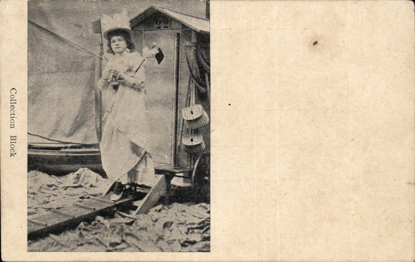 CPA Folklore Colelction Block Woman leaving a bathing hut