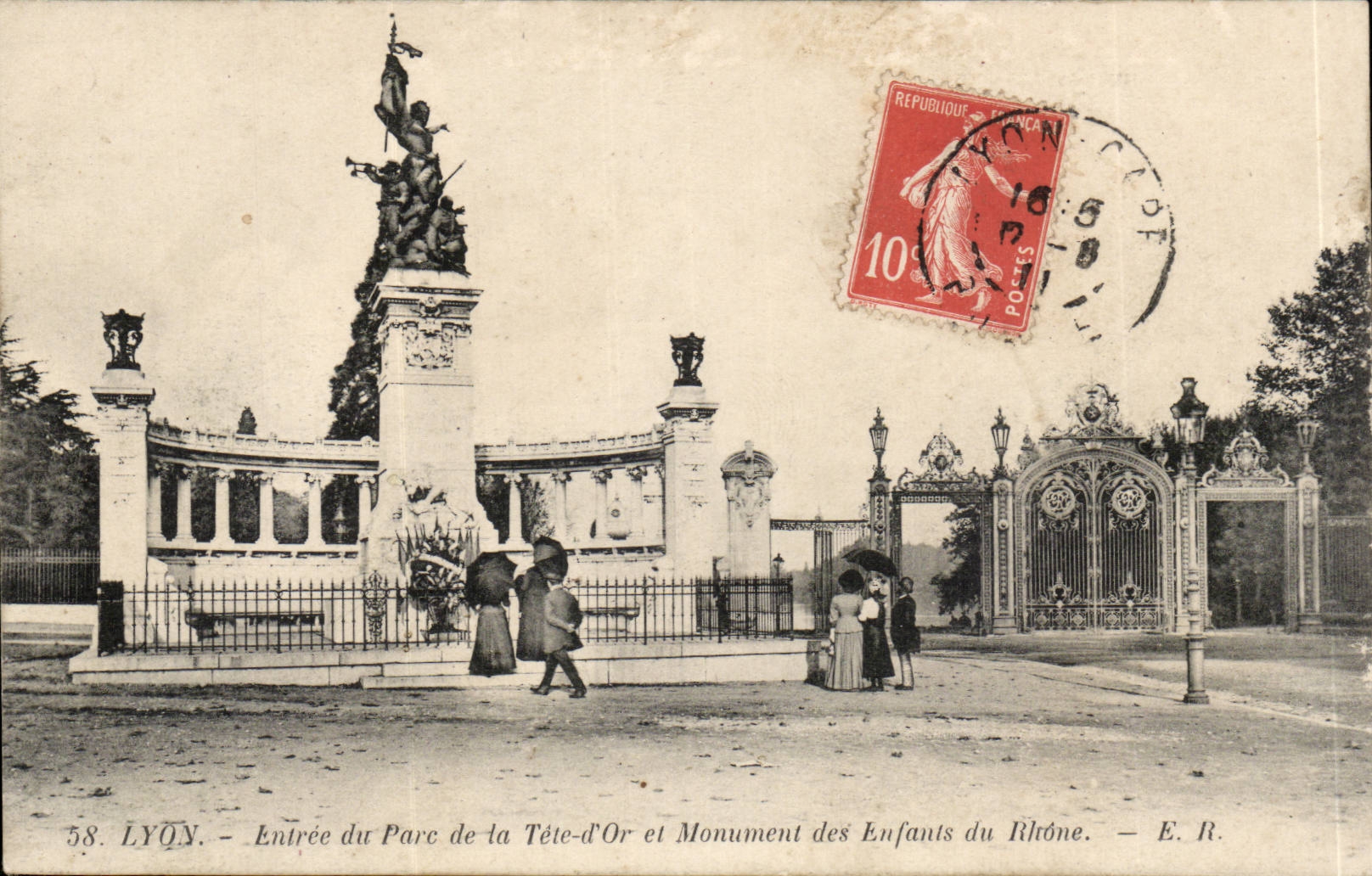 CPA Lyon Entrance of the park of the Head of gold and monument of the children of the Rhone