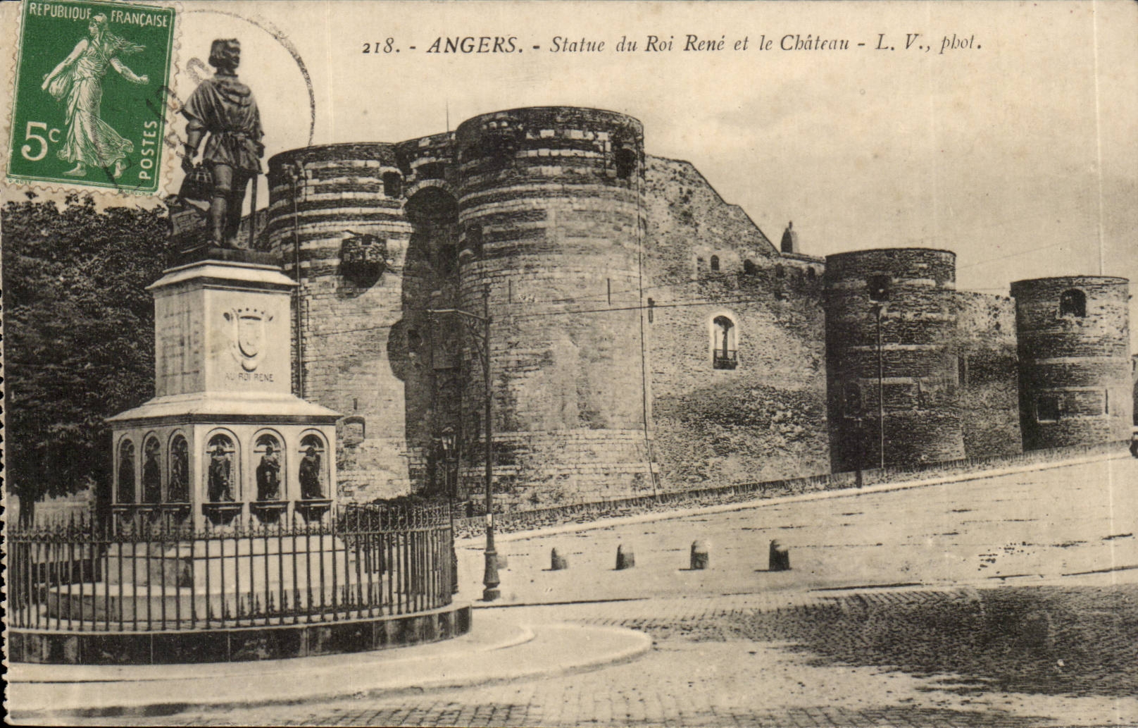 CPA Angers Statue of king Rene and the castle