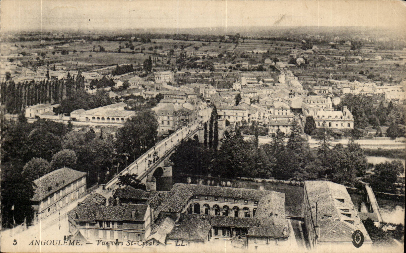 Angouleme CPA Vue vers St Cybard