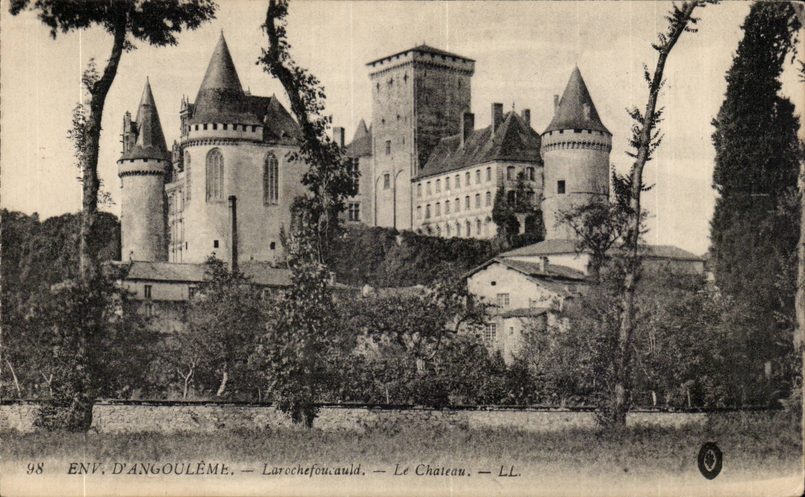 Environs d'Angouleme CPA Larochefoucauld Le chateau