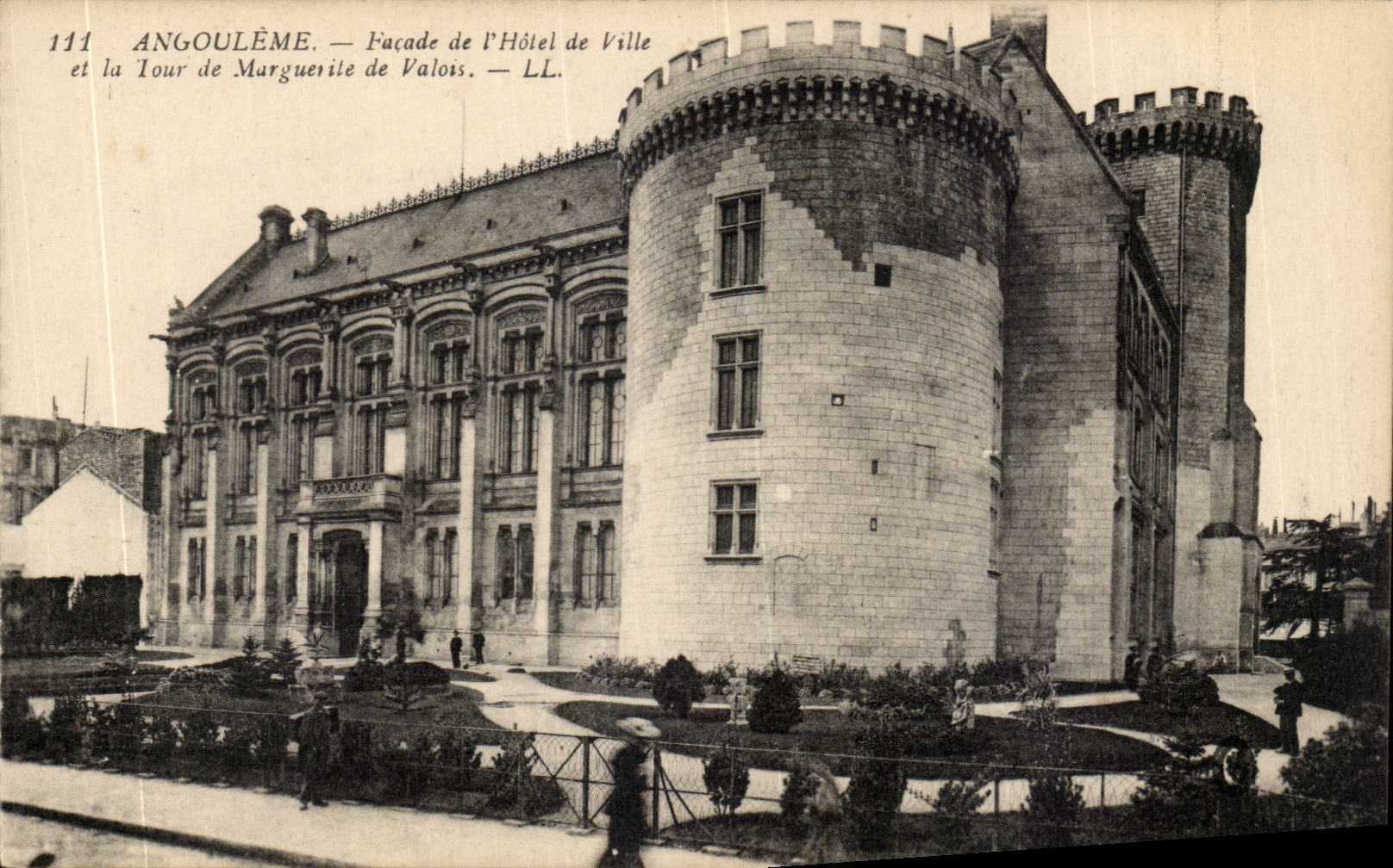 Angouleme CPA Facade de l'hotel de ville et la Tour de Marguerite de Valois